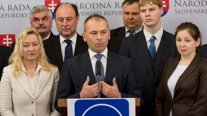 Líder strany Demokrati Slovenska Ľudovít Kaník predstavuje volebný program.