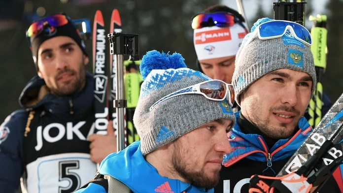Francúz Martin Fourcade a Rusi Alexander Loginov a Anton Šipulin.