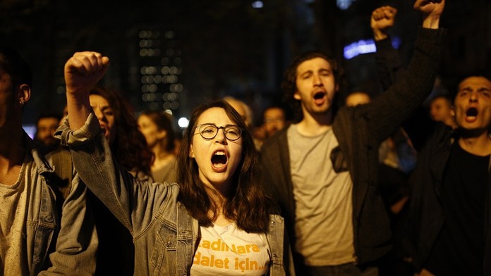 Odporcovia demonštrujú proti výsledkom referenda