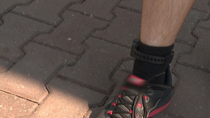 Náramok na domáce väzenie.