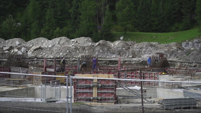 Radosť hráčov Slovinska (druhý zľava Andraž Šporar) po góle v kvalifikácii ME 2020 proti Poľsku.