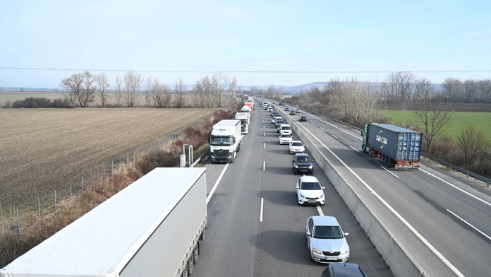 Na diaľnici D1 zo Senca do Bratislavy je obrovská kolóna, vodiči hlásia veľké zdržanie
