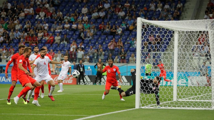 Na snímke druhý zľava hráč Anglicka Harry Kane strieľa úvodný gól mužstva