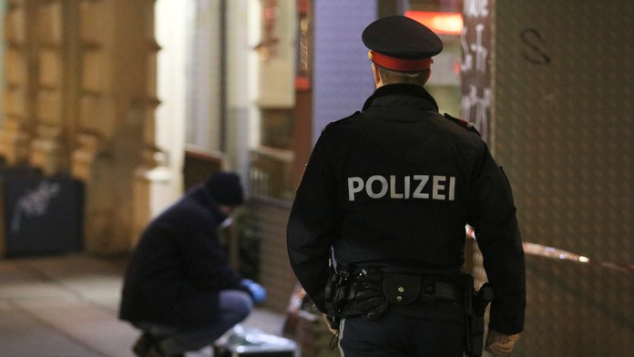 Paulo Dybala (vpravo) a jeho spoluhráč z Juventusu Gonzalo Higuaín oslavujú gól v odvete osemfinále LM na pôde Tottenhamu.