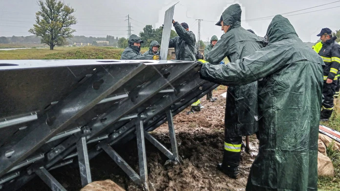 Ľudia v rizikových oblastiach stavajú protipovodňové hrádze. 