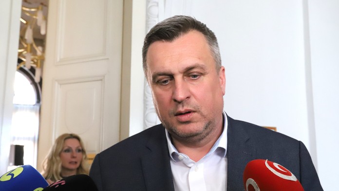 Andrej Danko počas rozhovoru s novinármi.