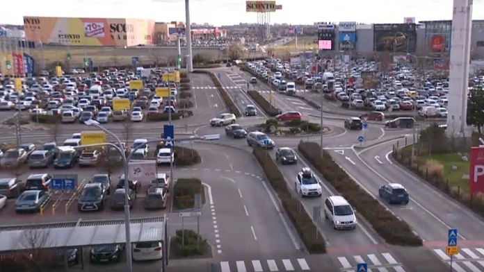Dve dopravné nehody si vyžiadali najmenej 28 mŕtvych a desiatky zranených