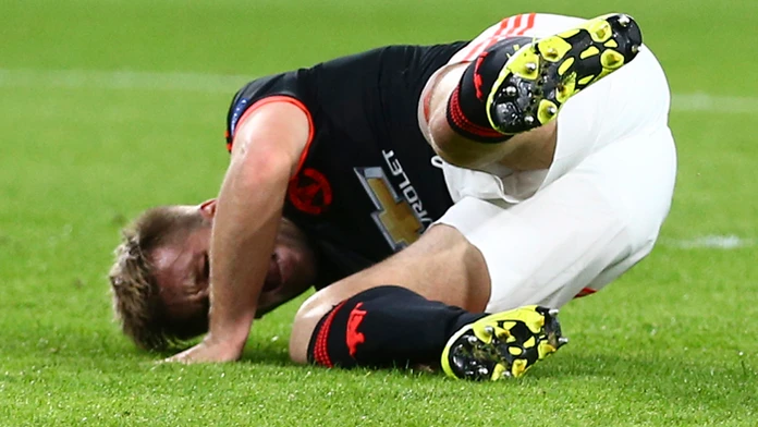 Hráč ManU Luke Shaw po zranení Po hrozivom zákroku obrancu PSV Hectora Morena.