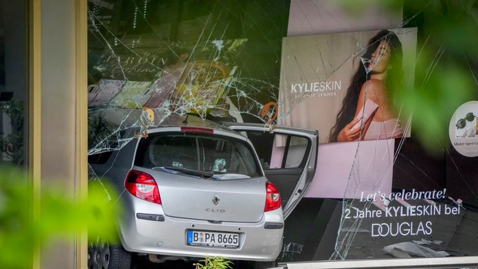 Auto v Berlíne vrazilo do skupiny tínedžerov. Viedol ho 29-ročný muž