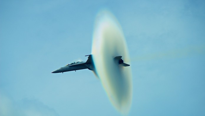 F-18 Super Hornet 2 práve pokoril rýchlosť zvuku