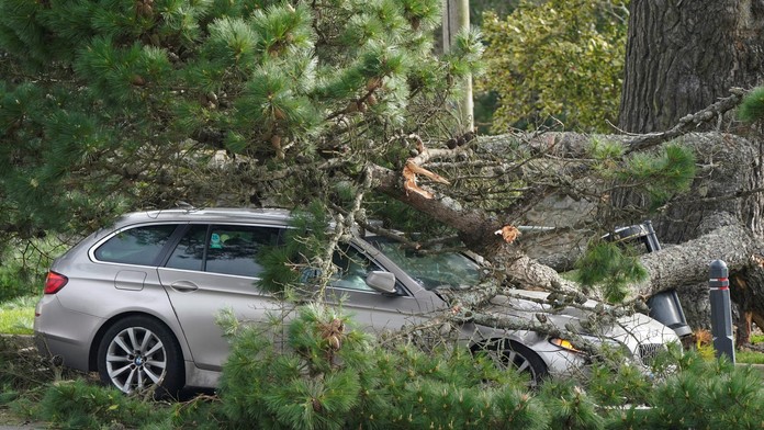Víchrica Eunice a jej následky v južnom Anglicku.