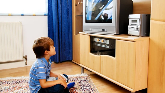 Dieťa pozerá televízor - 1