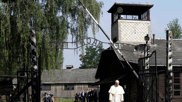 Pápež František počas návštevy bývalého koncentračného tábora Auschwitz- Birkenau.