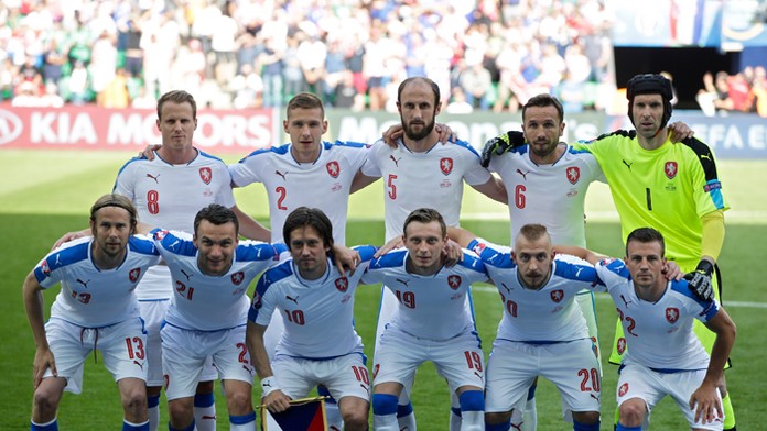 Základná jedenástka českej reprezentácie pózuje pred začiatkom zápasu ME proti Chorvátsku.