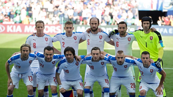 Základná jedenástka českej reprezentácie pózuje pred začiatkom zápasu ME proti Chorvátsku.