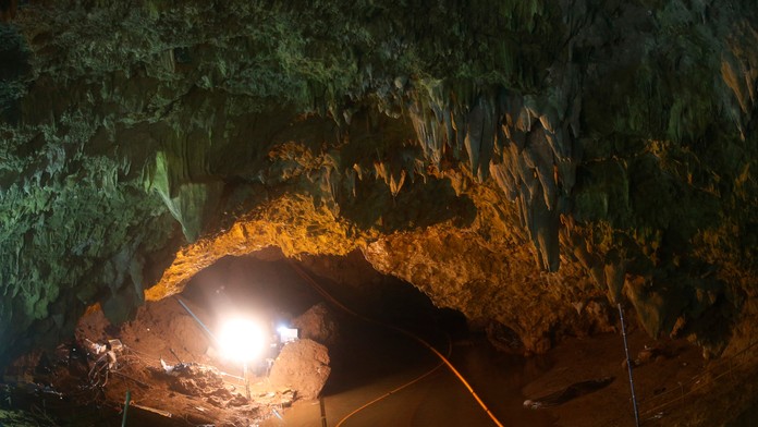 Záchrannú akciu potápačom komplikovala stúpajúca bahnitá voda v jaskyni.
