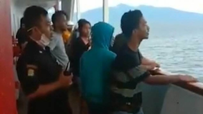 Cestujúci trajektu vyskakovali z paluby