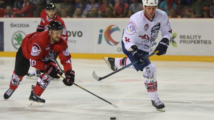 Zľava Ivan Ďatelinka (Banská Bystrica) a Richard Lintner (Výber hviezd) na exhibícii na počesť Mira Hlinku.