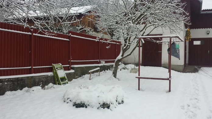 Dnes nasnežilo na polovici Slovenska. Snehová perina takto pokryla dvor v obci Chmeľnica, okres Stará Ľubovňa. 25. novembra
