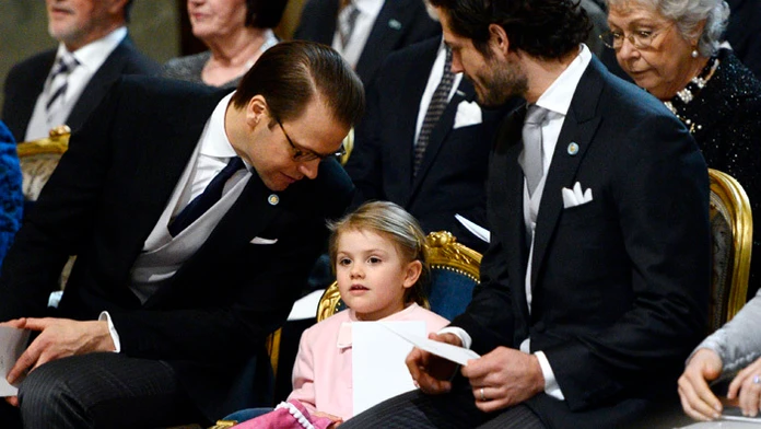 Švédsky princ Daniel sa rozpráva s dcérkou, princeznou Estellou, počas ďakovnej bohoslužby pre novonarodeného švédskeho princa.