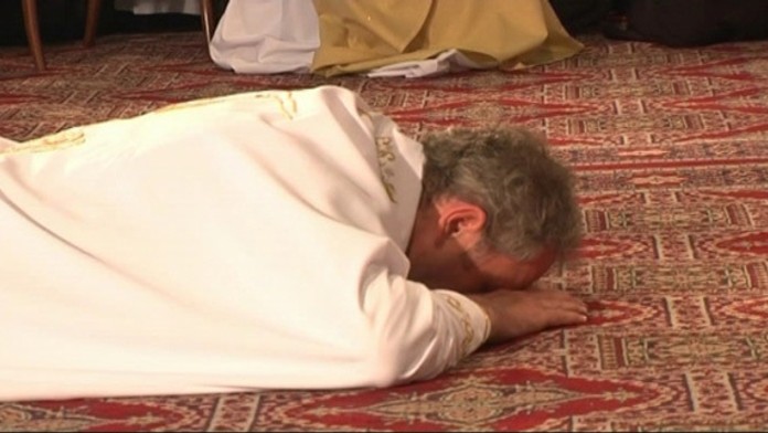 Biskup Robert Bezák
