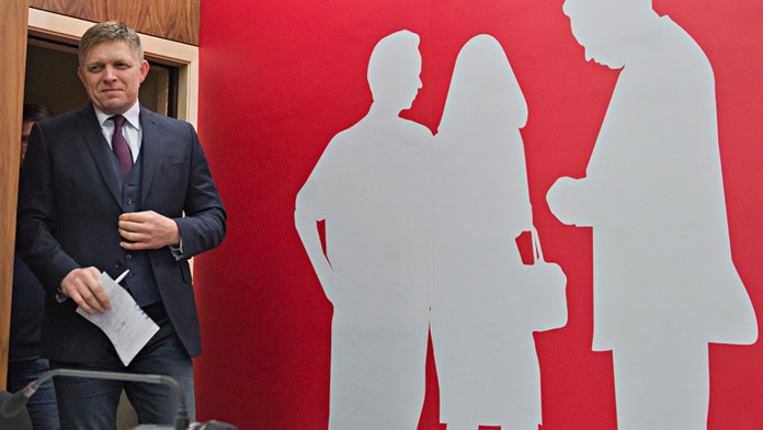 Premiér Robert Fico prichádza na tlačovú konferenciu.