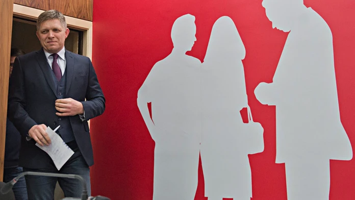 Premiér Robert Fico prichádza na tlačovú konferenciu.