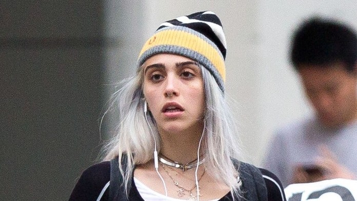 Lourdes Leon na ulici