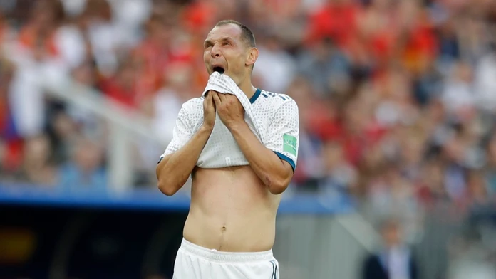 Ruský veterán Sergej Ignaševič reaguje v osemfinále MS 2018 proti Španielsku.