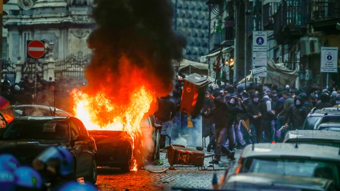 VIDEO: V Neapole lietali svetlice i tyče. Fanúšikovia Frankfurtu napadli policajtov, zhorelo aj auto