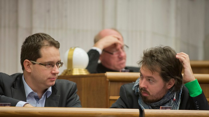 Na snímke poslanci vpravo Otto Brixi (SMER-SD) a Anton Martvoň (SMER-SD)