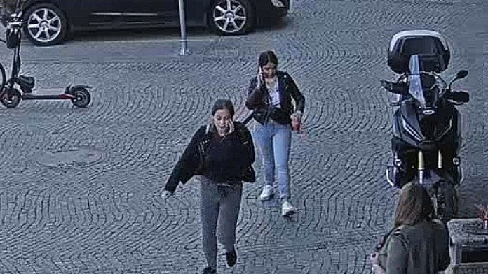 Na snímke dve podvodníčky, ktoré okradli seniorov.