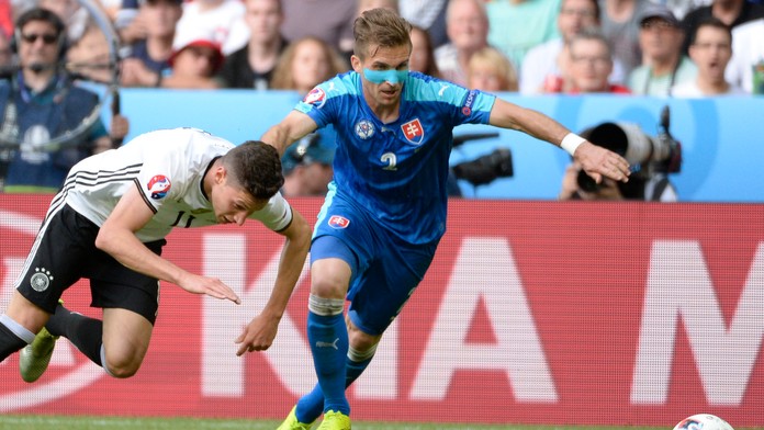 Na snímke vpravo Peter Pekarík a nemecký záložník Julian Draxler v súboji na ME.