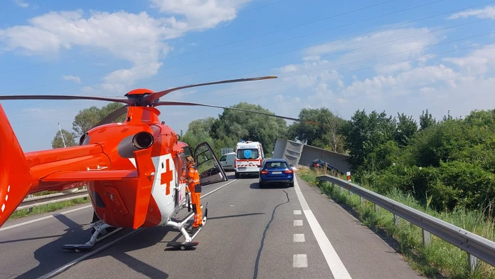 Po vážnej nehode neďaleko Kútov sú štyria ľudia ťažko zranení. Zrazilo sa tam niekoľko áut