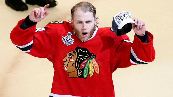 Hráč Chicaga Blackhawks Patrick Kane na archívnej snímke po zisku Stanleyho pohára.