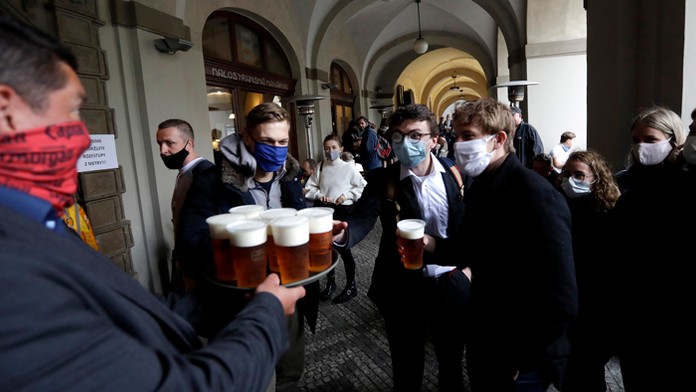 Osobné vozidlo, ktoré podpálil mladý muž pred budovou Najvyššieho súdu USA vo Washingtone.