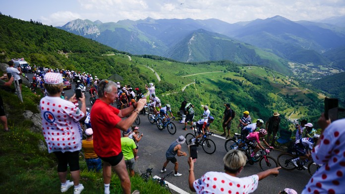 Trasu Tour de France lemujú zástupy fanúšikov každý deň