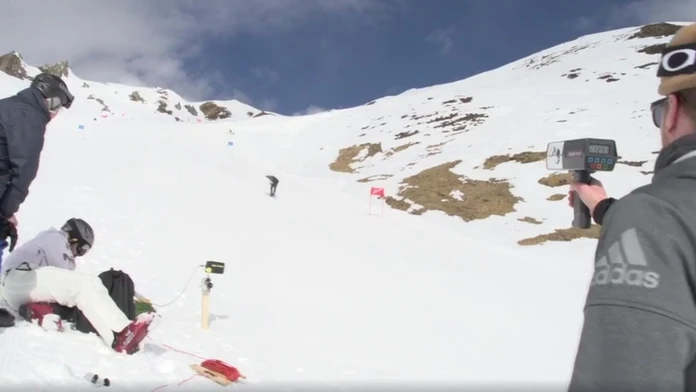 Freestyle lyžiar Elias Ambuhl prekonal svetový rekord v jazde pospiatky.