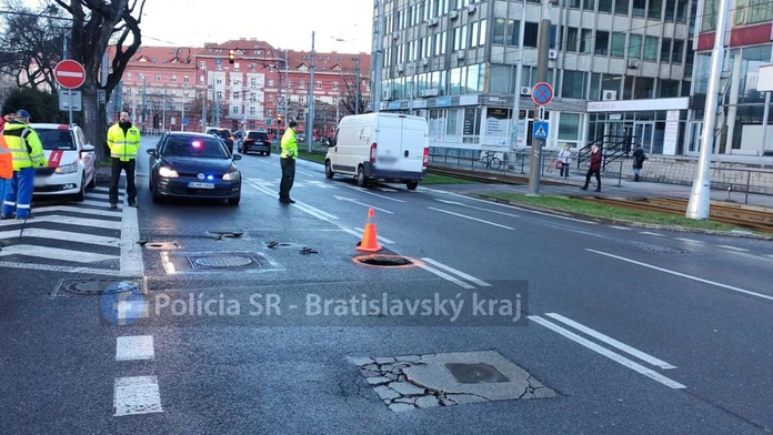 Na frekventovanej ceste v hlavnom meste sa prepadla časť vozovky. Polícia upozorňuje vodičov