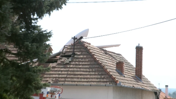 Spadnutý vetroň na dom na Zobore v Nitre.