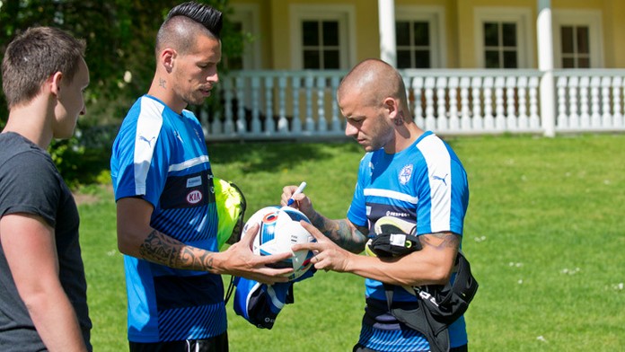 Vladimír Weiss ml. a Marek Hamšík rozdávajú autogramy.