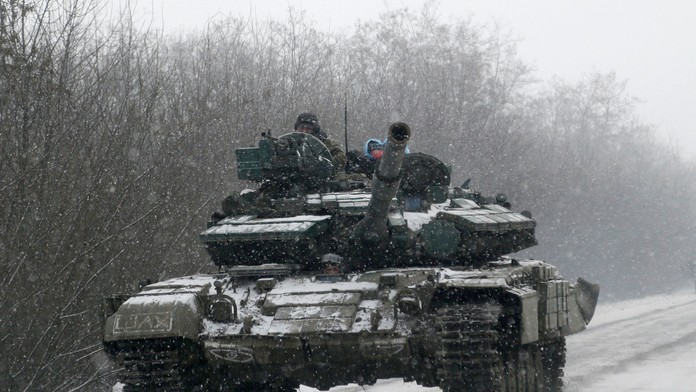 Ukrajinský tank prechádza po ceste medzi mestami Debaľcevo a Artemivsk.