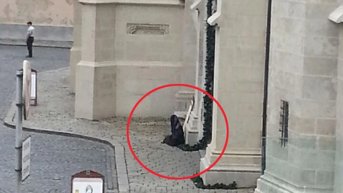 Pri Dóme sv. Martina našli maketu moslimky so samopalom.
