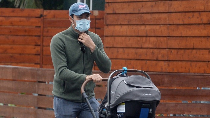 Henry Golding v uliciach Los Angeles