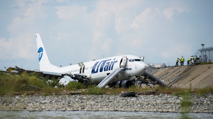 Boeing ruskej spoločnosti UTAir skĺzol z pristávacej dráhy a jeden z jeho motorov sa vznietil.