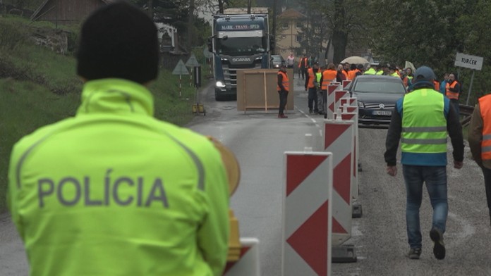 Fínsky útočník Kaapo Kakko strieľa prvý gól MS 2019 do siete Kanady.