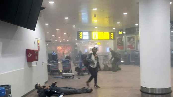 Zranený muž po výbuchu v hale bruselského letiska Zavendem.