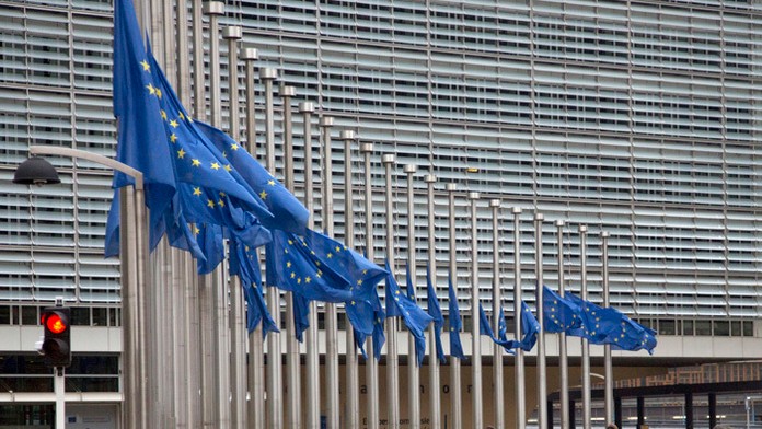 Vlajky Európskej únie vejú na pol žrde pred budovou Európskej komisie po výbuchoch v Bruseli.
