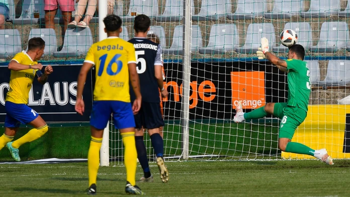 Na snímke Igor Žofčák (vľavo) z Michaloviec strieľa gól na 3:0, vpravo brankár Martin Jedlička (Dunajská Streda).
