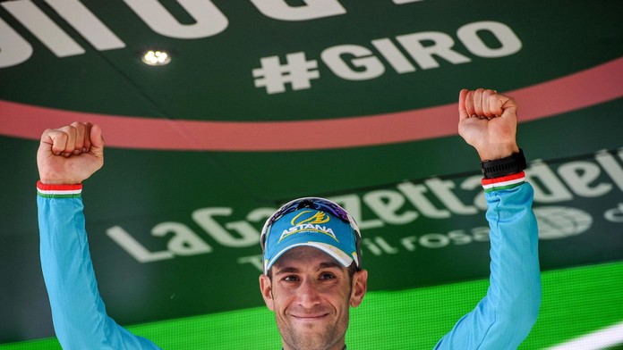 Talian Vincenzo Nibali z Astana oslavuje na pódiu víťaztvo v 19. etape 99. ročníka cyklistických pretekov Giro d'Italia